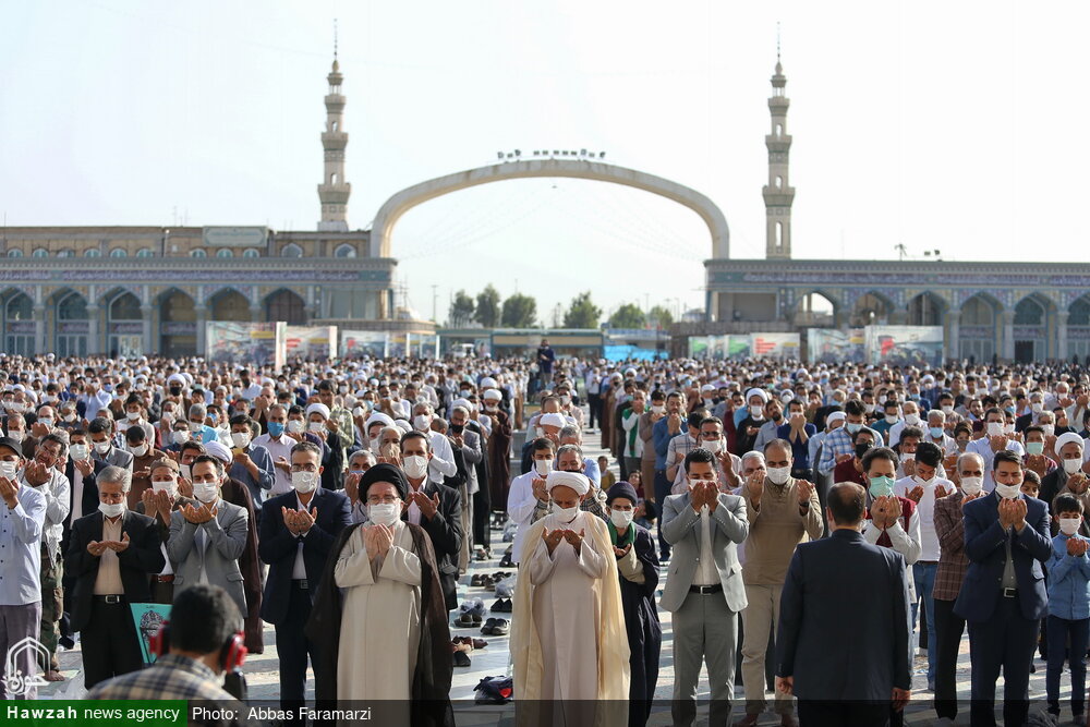 اقامه نماز عید فطر به امامت آیت‌الله خاتمی در مسجد مقدس جمکران