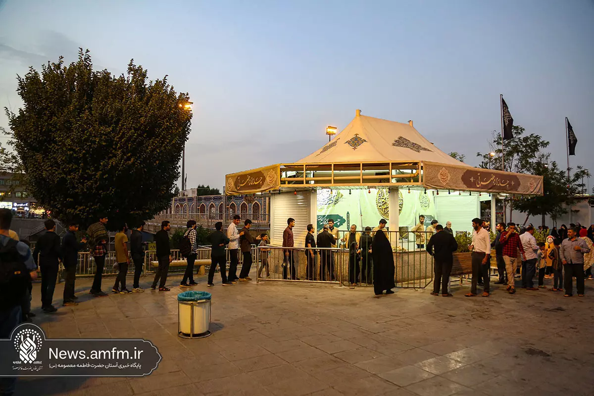 در صحن جوادالائمه علیه‌السلام انجام می‌شود؛ میزبانی چایخانه حضرتی حرم مطهر بانوی کرامت از زائران و مجاوران