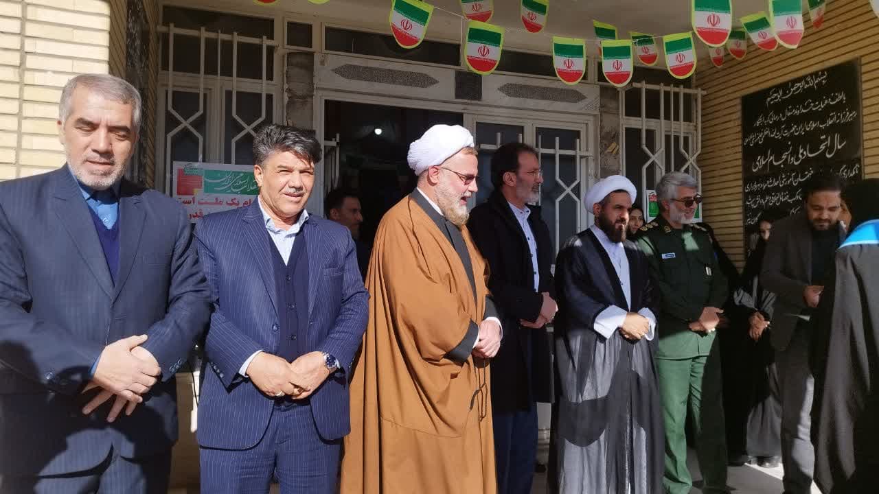 نواختن زنگ انقلاب در دبیرستان حضرت خدیجه بخش مرکزی شهرستان جعفرآباد