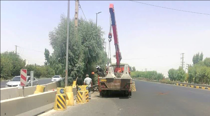 طرح جایگزینی نیوجرسی های مفصلی با گاردریلهای رفوژ کمربندی قم- کاشان( لاین برگشت)