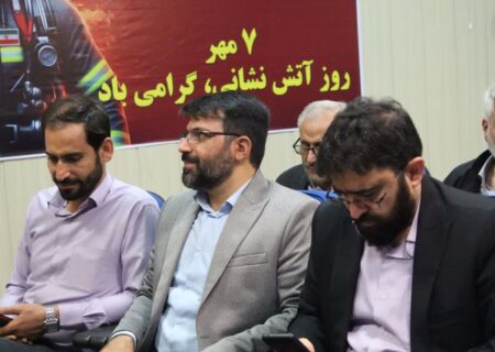 قدردانی مسئولان استانی از آتش‌نشانان انبار نفت قم