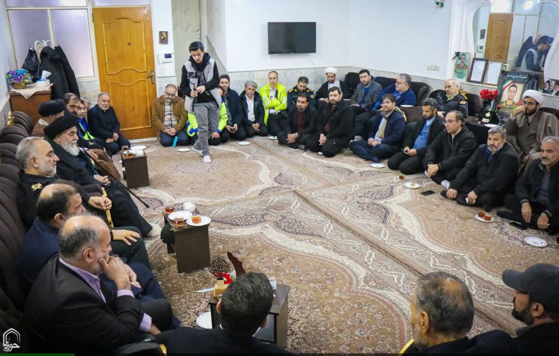 تکریم تولیت مسجد مقدس جمکران و جمعی از اهالی رسانه قم از خانواده شهید مدافع امنیت محمد قاسمی