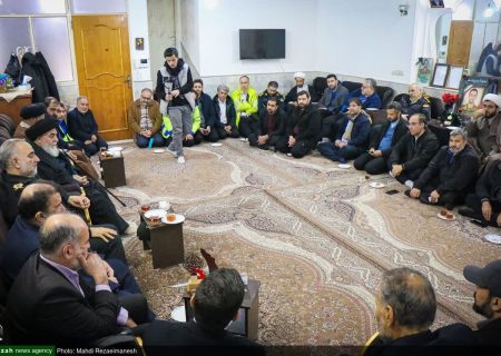 تکریم تولیت مسجد مقدس جمکران و جمعی از اهالی رسانه قم از خانواده شهید مدافع امنیت محمد قاسمی